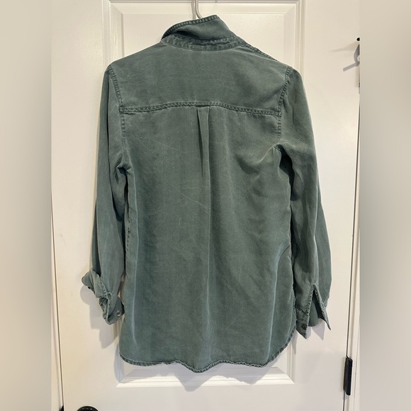 Old navy button down - Picture 3 of 4